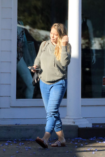 Hilary Duff feet photo thumbnail