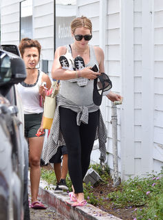 Hilary Duff feet photo thumbnail