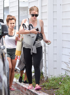 Hilary Duff feet photo thumbnail