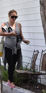 Hilary Duff feet photo thumbnail