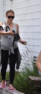 Hilary Duff feet photo thumbnail