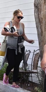 Hilary Duff feet photo thumbnail