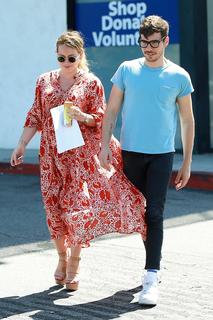 Hilary Duff feet photo thumbnail