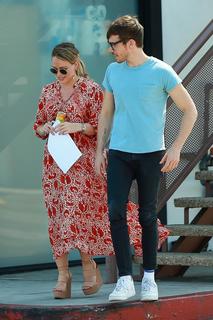Hilary Duff feet photo thumbnail