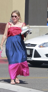 Hilary Duff feet photo thumbnail