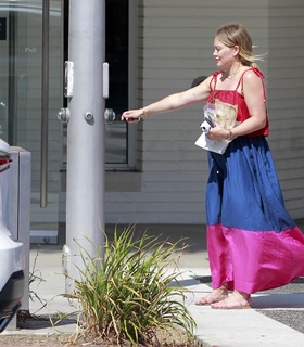 Hilary Duff feet photo thumbnail