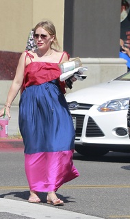 Hilary Duff feet photo thumbnail