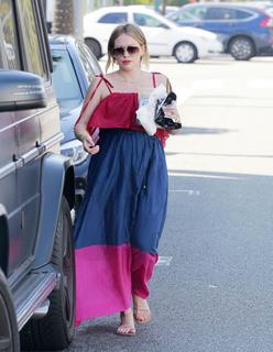 Hilary Duff feet photo thumbnail