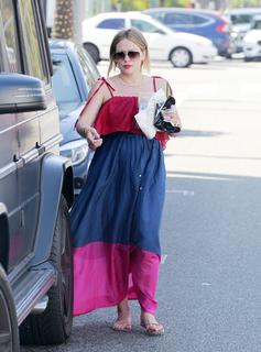 Hilary Duff feet photo thumbnail