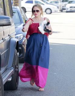 Hilary Duff feet photo thumbnail