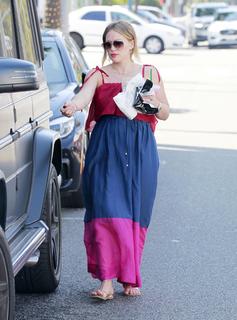 Hilary Duff feet photo thumbnail