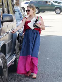 Hilary Duff feet photo thumbnail
