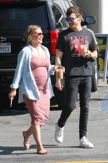 Hilary Duff feet photo thumbnail