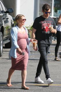 Hilary Duff feet photo thumbnail