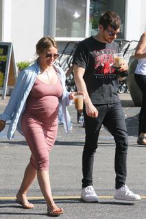 Hilary Duff feet photo thumbnail