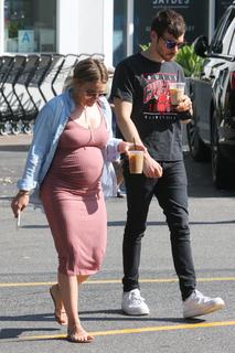 Hilary Duff feet photo thumbnail