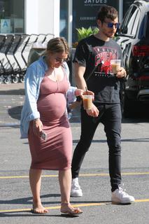 Hilary Duff feet photo thumbnail