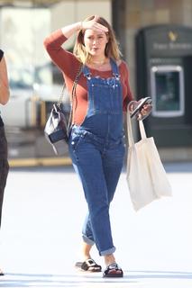 Hilary Duff feet photo thumbnail