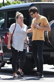 Hilary Duff feet photo thumbnail