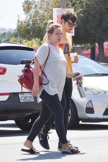 Hilary Duff feet photo thumbnail