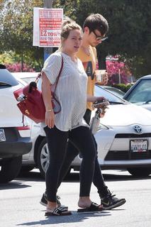 Hilary Duff feet photo thumbnail