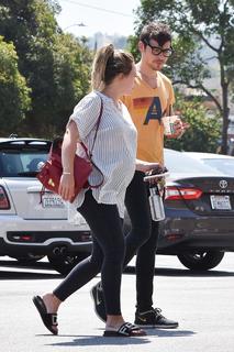 Hilary Duff feet photo thumbnail
