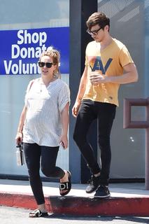 Hilary Duff feet photo thumbnail
