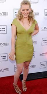Hilary Duff feet photo thumbnail