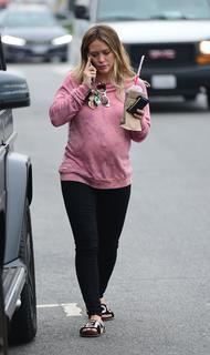 Hilary Duff feet photo thumbnail