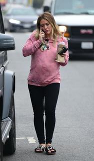 Hilary Duff feet photo thumbnail