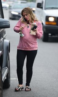 Hilary Duff feet photo thumbnail