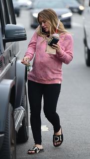 Hilary Duff feet photo thumbnail