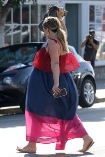 Hilary Duff feet photo thumbnail