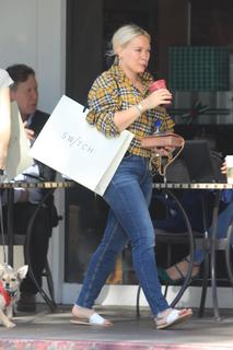 Hilary Duff feet photo thumbnail