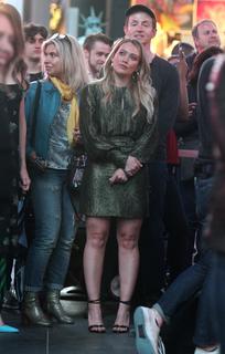 Hilary Duff feet photo thumbnail