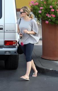 Hilary Duff feet photo thumbnail