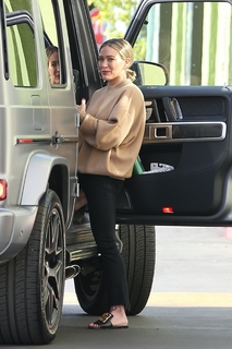 Hilary Duff feet photo thumbnail