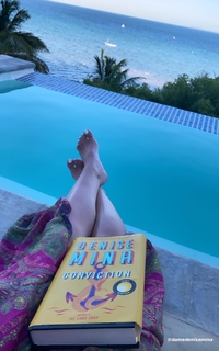 Hilary Duff feet photo thumbnail