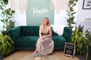 Hilary Duff feet photo thumbnail