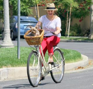 Hilary Duff feet photo thumbnail