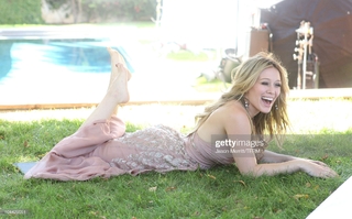 Hilary Duff feet photo thumbnail