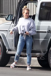 Hilary Duff feet photo thumbnail