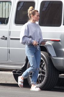 Hilary Duff feet photo thumbnail