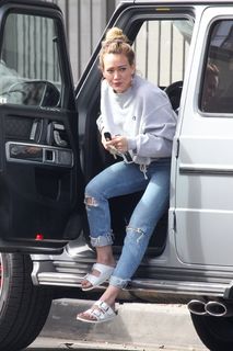 Hilary Duff feet photo thumbnail
