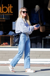 Hilary Duff feet photo thumbnail