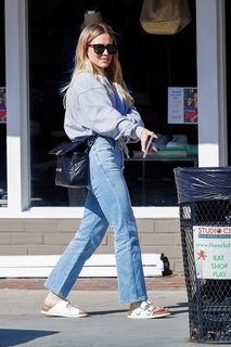 Hilary Duff feet photo thumbnail