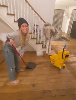 Hilary Duff feet photo thumbnail