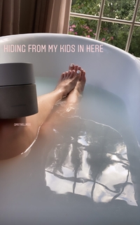 Hilary Duff feet photo thumbnail