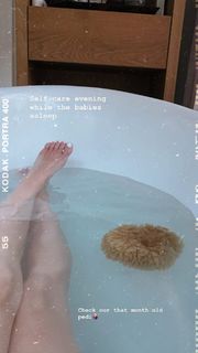 Hilary Duff feet photo thumbnail
