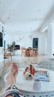 Hilary Duff feet photo thumbnail